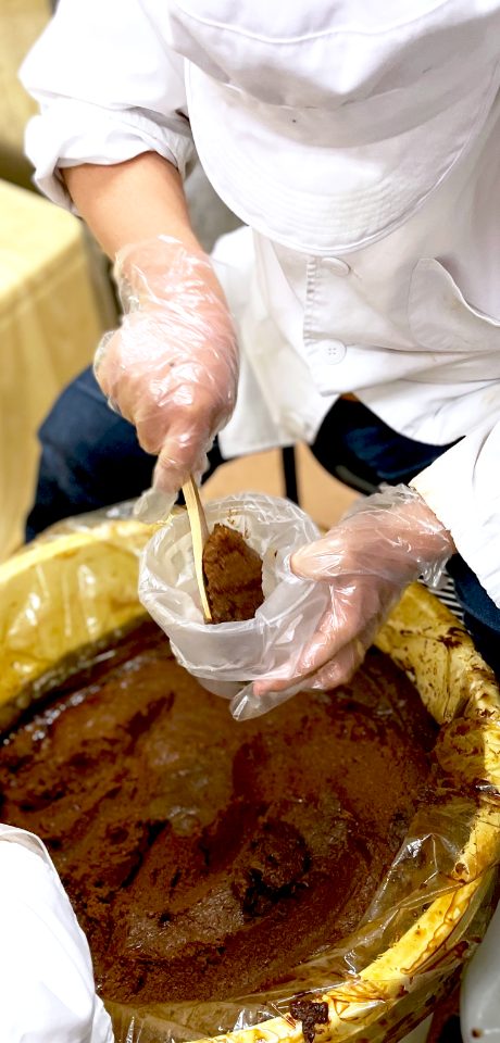 写真：味噌づくりの様子