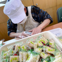 お菓子の袋詰め作業１